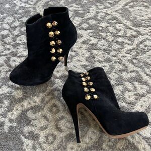 👢 Vince Camuto Black Suede Studded Ankle Booties – Women’s 8
